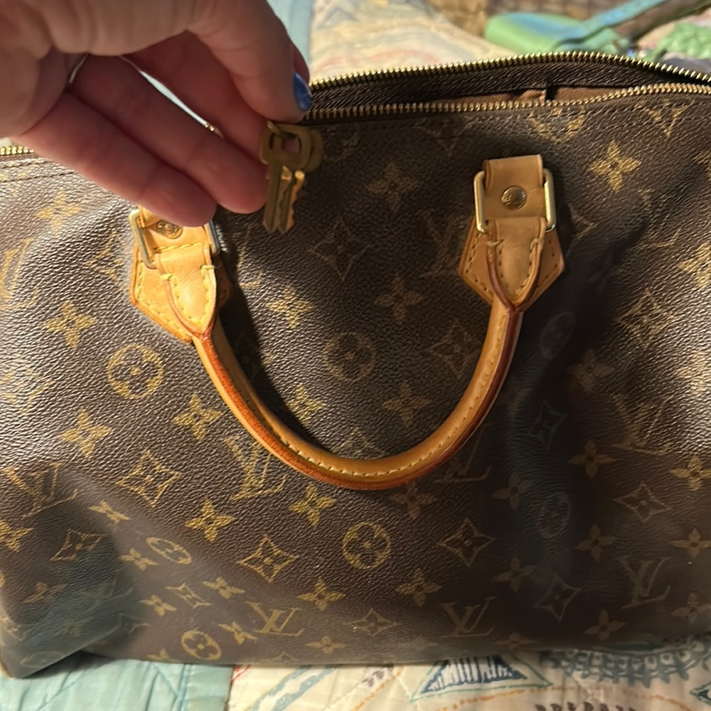 100% authentic Louis Vitton speedy in excellent condition with key lock.